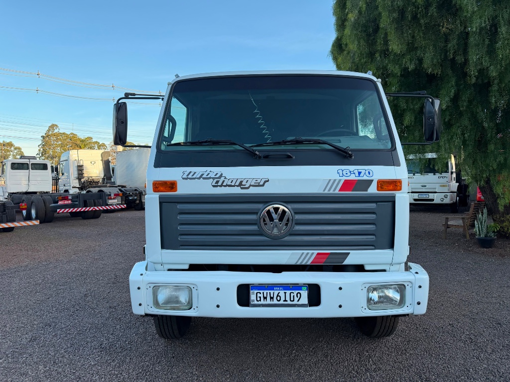 Caminhão VOLKSWAGEN VW 16170 Baú Furgão ANO 1998 de Boscatto Caminhões no Paraná