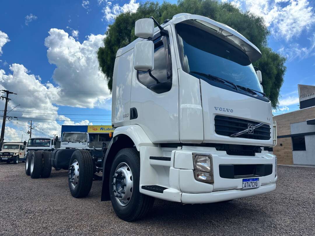 Caminhão VOLVO VM 260 Chassis ANO 2010 de Boscatto Caminhões no Paraná