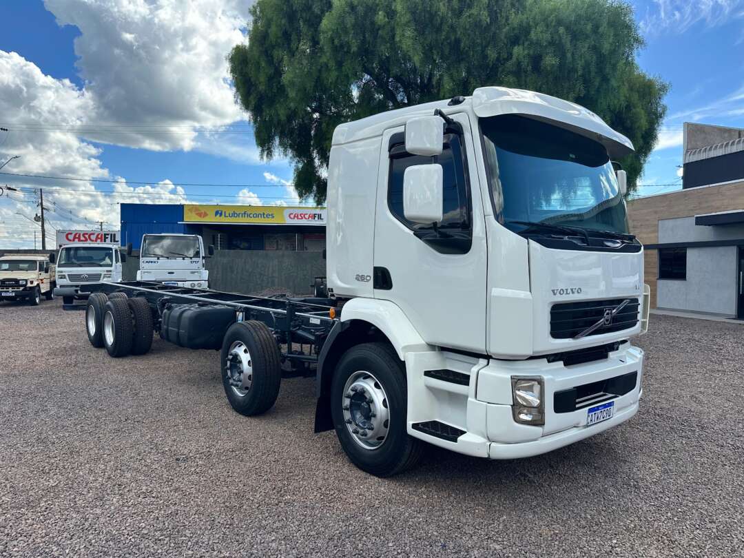 Caminhão VOLVO VM 260 Chassis ANO 2010 de Boscatto Caminhões no Paraná