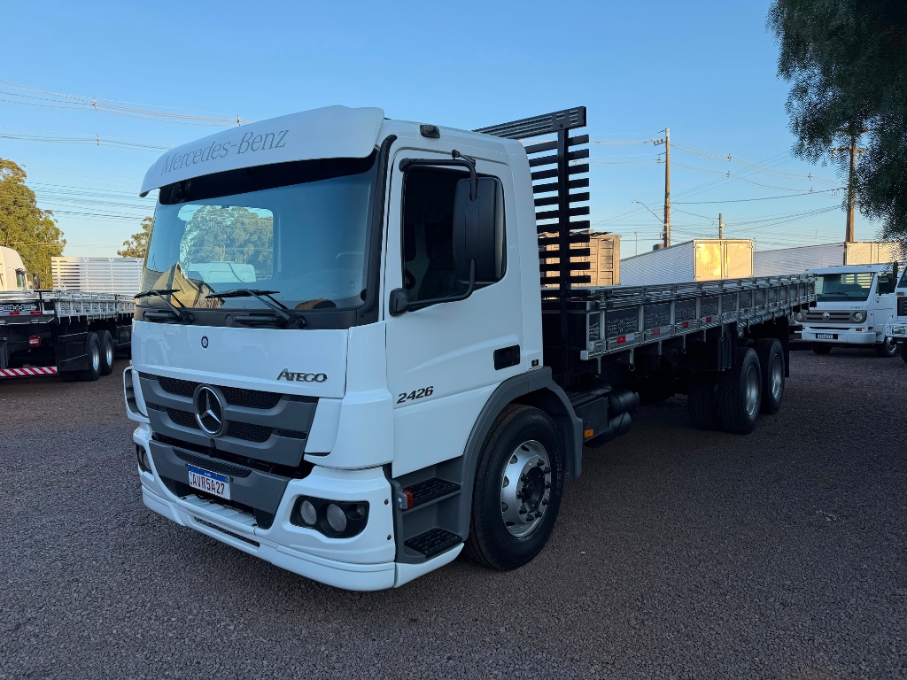 Caminhão MERCEDES BENZ MB 2426 Carroceria ANO 2015 de Boscatto Caminhões no Paraná