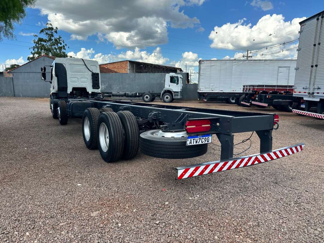 Caminhão VOLVO VM 260 Chassis ANO 2010 de Boscatto Caminhões no Paraná