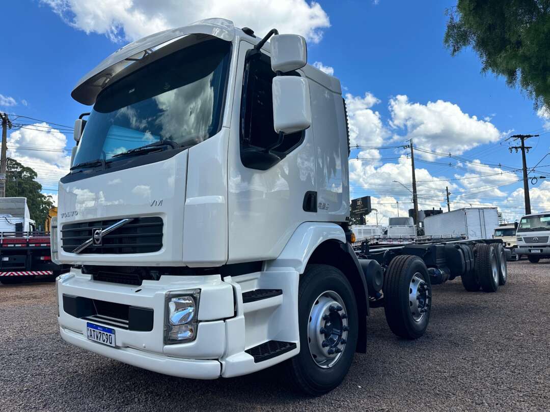 Caminhão VOLVO VM 260 Chassis ANO 2010 de Boscatto Caminhões no Paraná