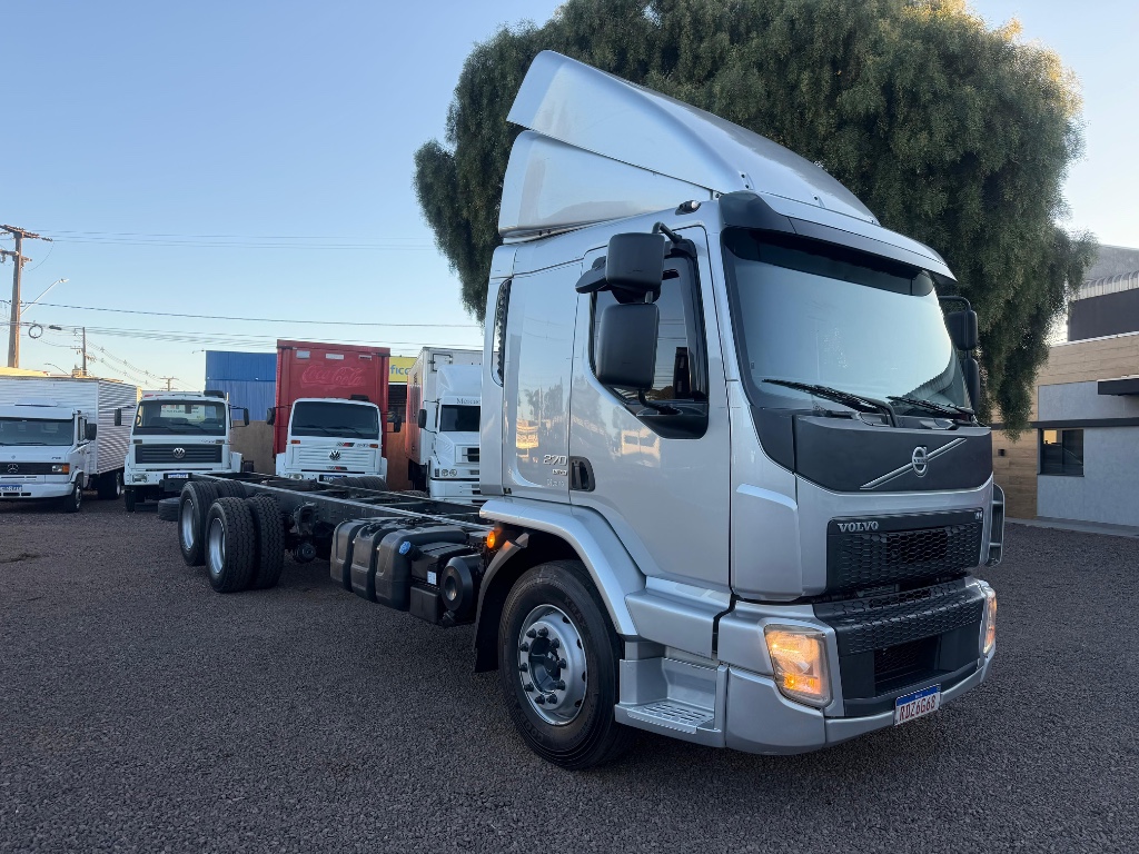 Caminhão VOLVO VM 270 Chassis ANO 2021 de Boscatto Caminhões no Paraná