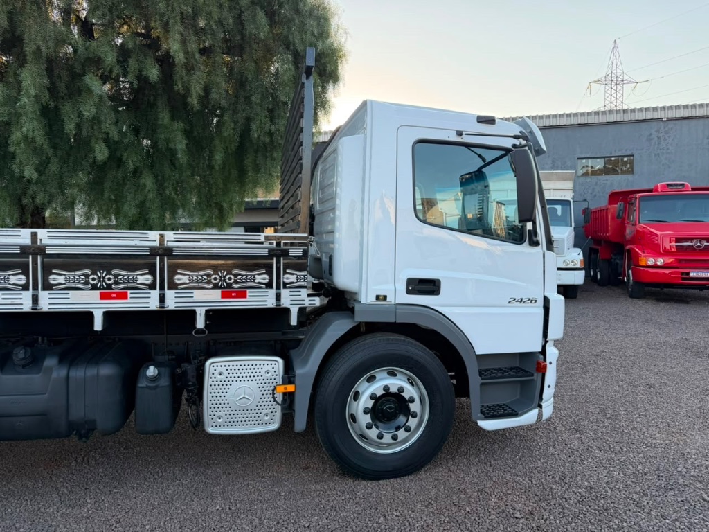 Caminhão MERCEDES BENZ MB 2426 Carroceria ANO 2015 de Boscatto Caminhões no Paraná