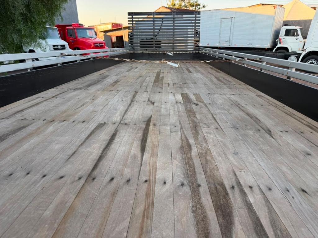 Caminhão MERCEDES BENZ MB 2426 Carroceria ANO 2015 de Boscatto Caminhões no Paraná