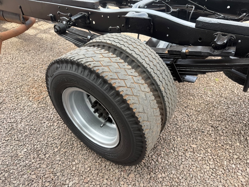 Caminhão MERCEDES BENZ MB 709 Chassis ANO 1992 de Boscatto Caminhões no Paraná