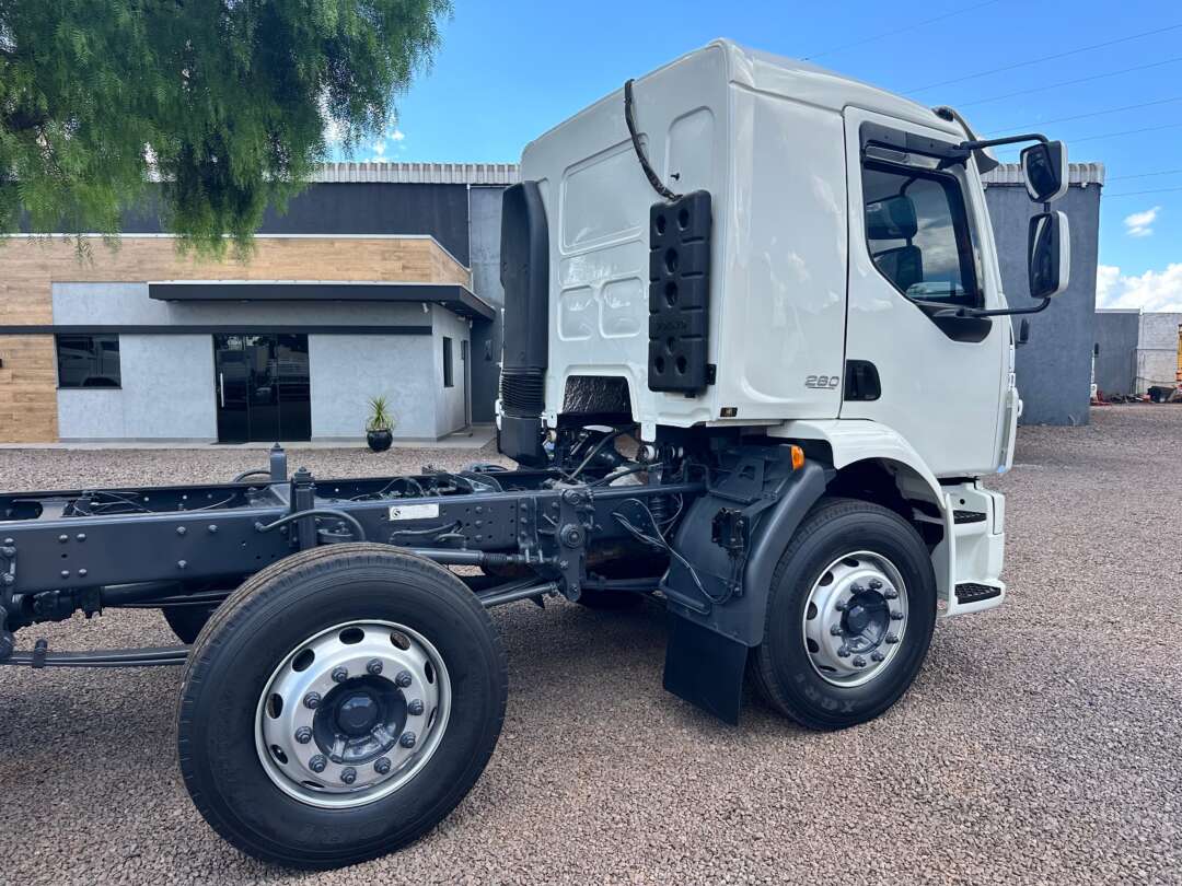 Caminhão VOLVO VM 260 Chassis ANO 2010 de Boscatto Caminhões no Paraná