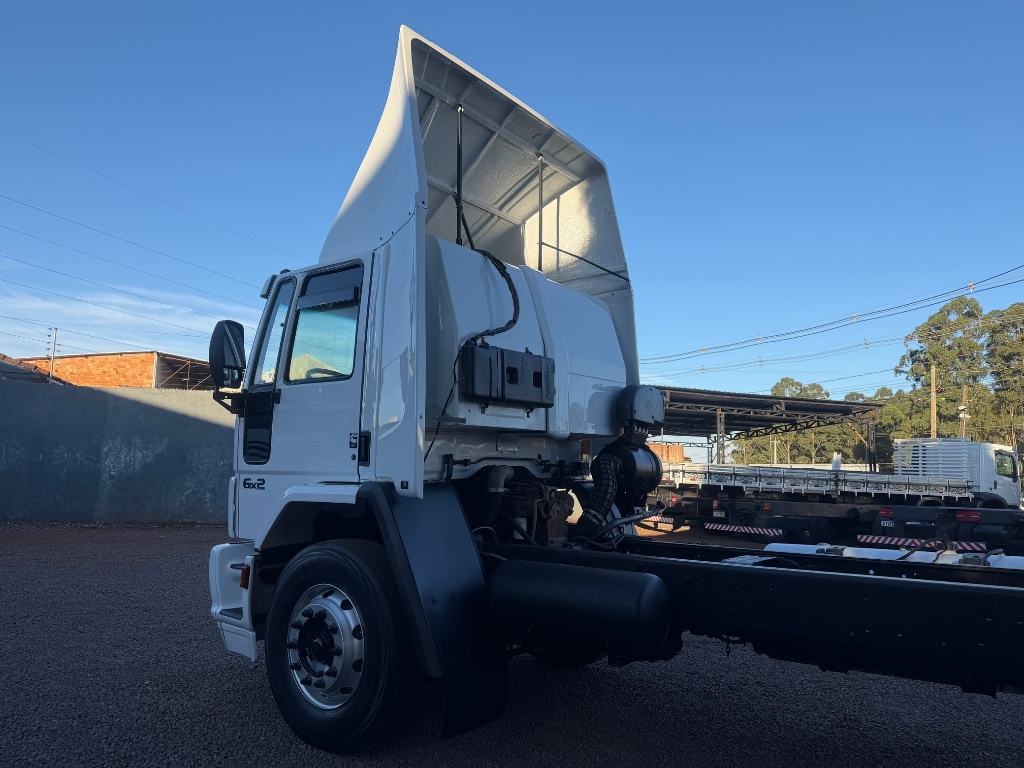 Caminhão FORD CARGO 2422 Chassis ANO 2005 de Boscatto Caminhões no Paraná