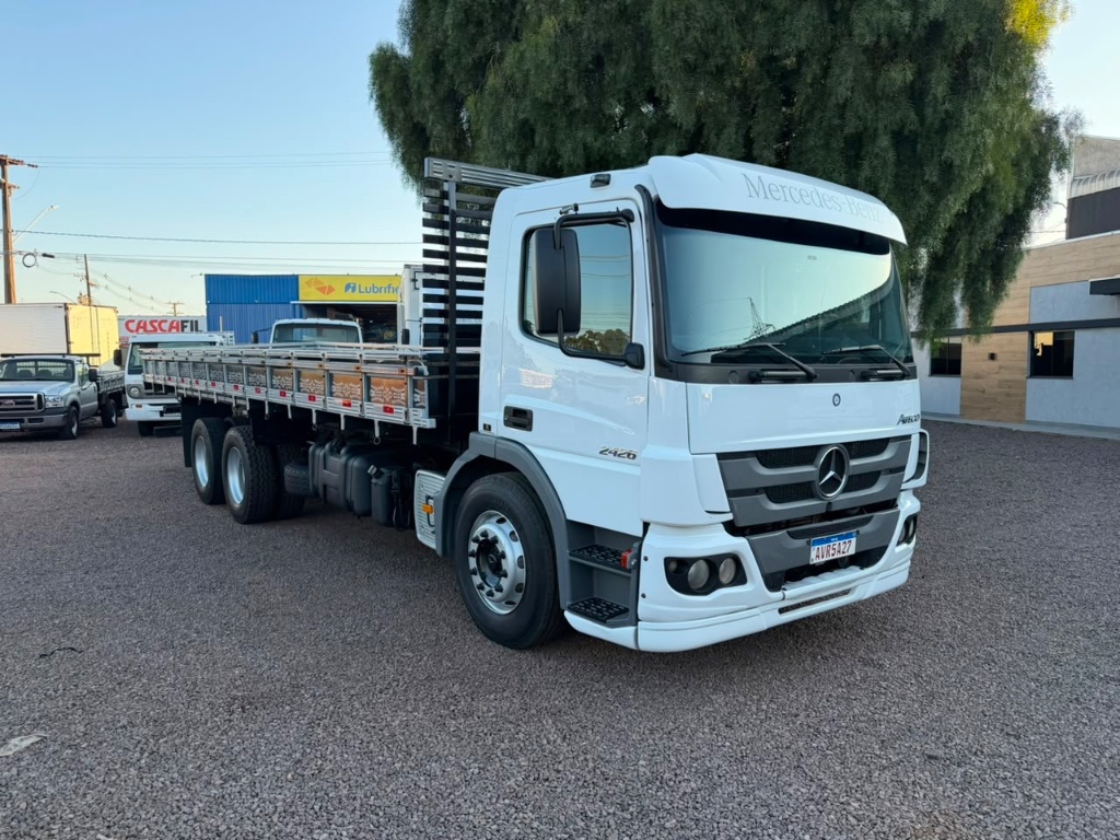 Caminhão MERCEDES BENZ MB 2426 Carroceria ANO 2015 de Boscatto Caminhões no Paraná