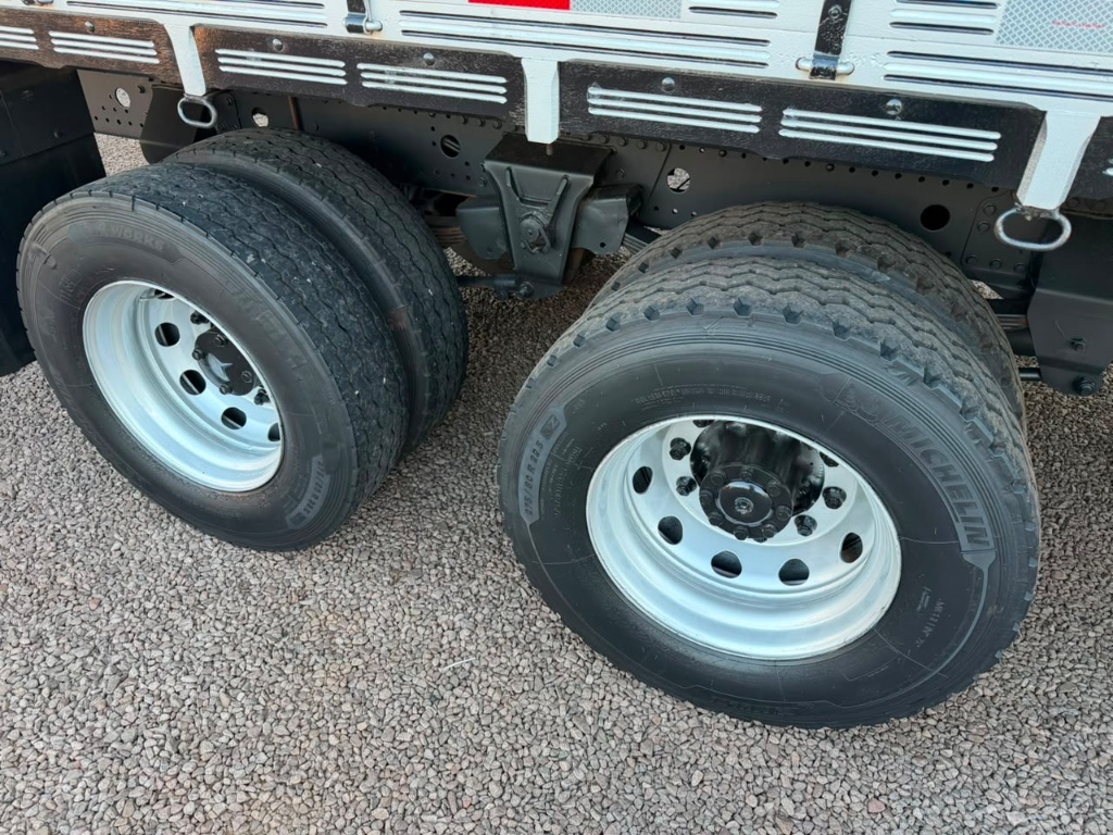 Caminhão MERCEDES BENZ MB 2426 Carroceria ANO 2015 de Boscatto Caminhões no Paraná