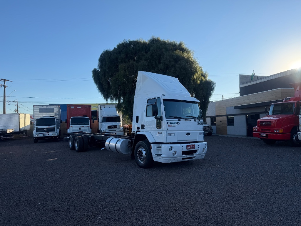 Caminhão FORD CARGO 2422 Chassis ANO 2005 de Boscatto Caminhões no Paraná