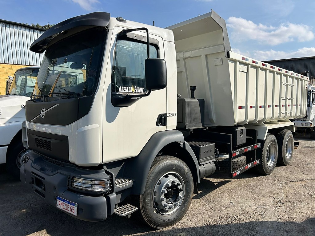 Caminhão VOLVO VM 330 Caçamba Basculante ANO 2015 de Barella Caminhões em São Paulo