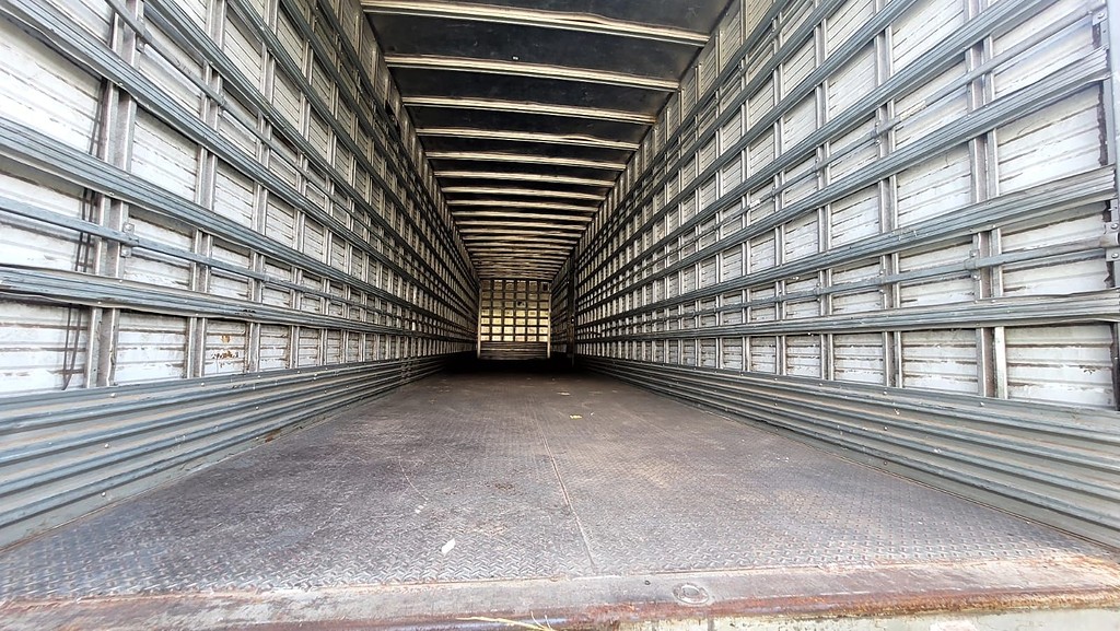 Carreta SEMI-REBOQUE BAU FURGAO Facchini ANO 2011 3 Eixos de Barella Caminhões em São Paulo