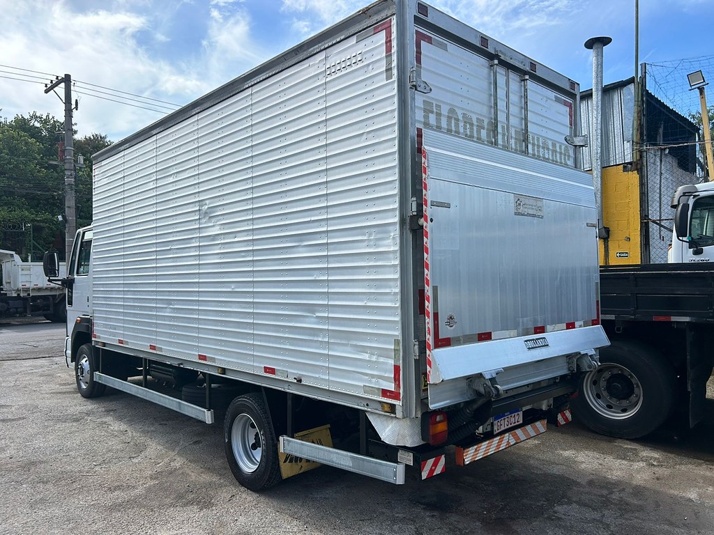 Caminhão FORD CARGO 816 Baú Furgão + Plataforma Elevatória ANO 2017 de Barella Caminhões em São Paulo