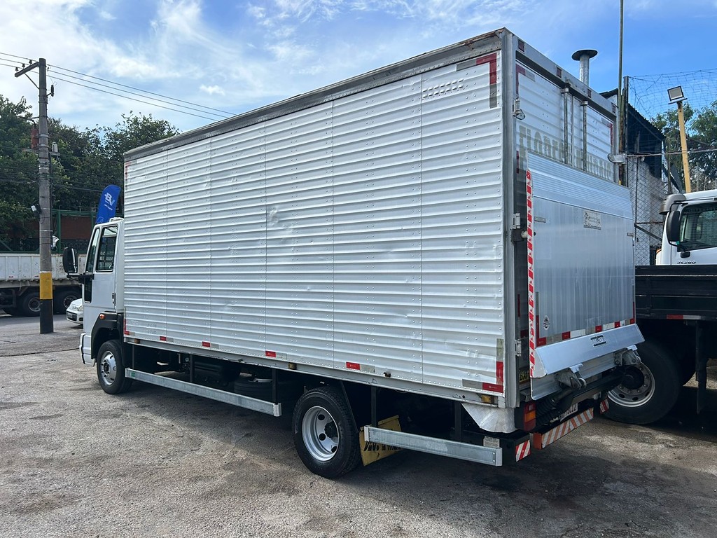 Caminhão FORD CARGO 816 Baú Furgão + Plataforma Elevatória ANO 2017 de Barella Caminhões em São Paulo