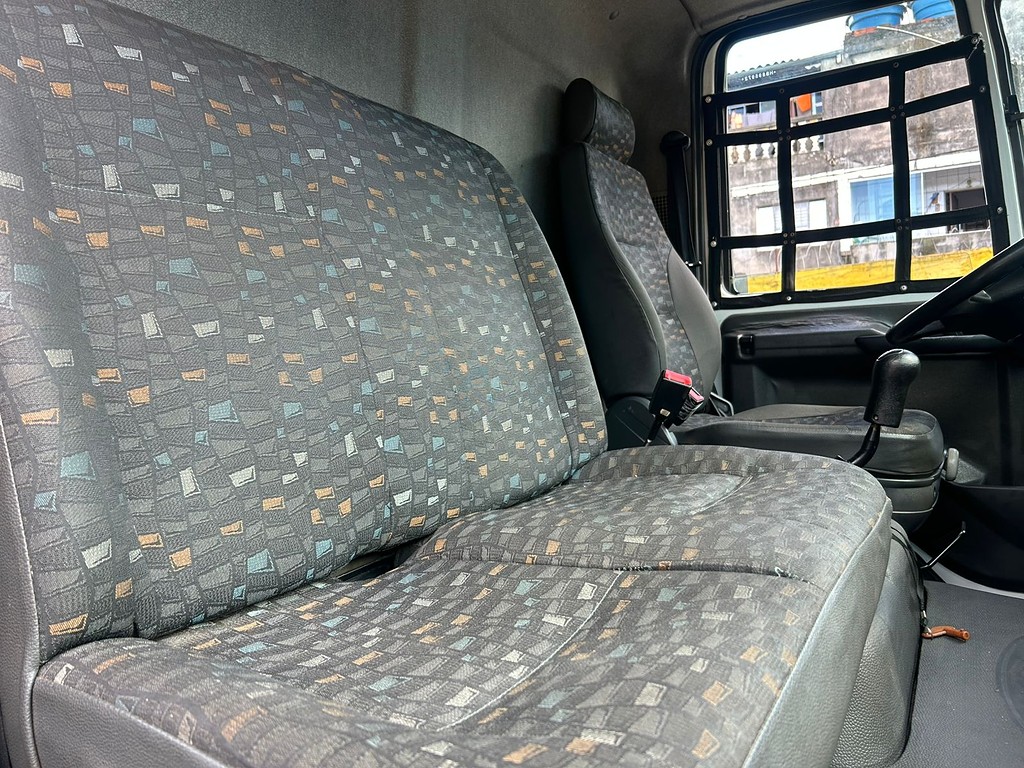 Caminhão FORD CARGO 816 Baú Furgão + Plataforma Elevatória ANO 2017 de Barella Caminhões em São Paulo