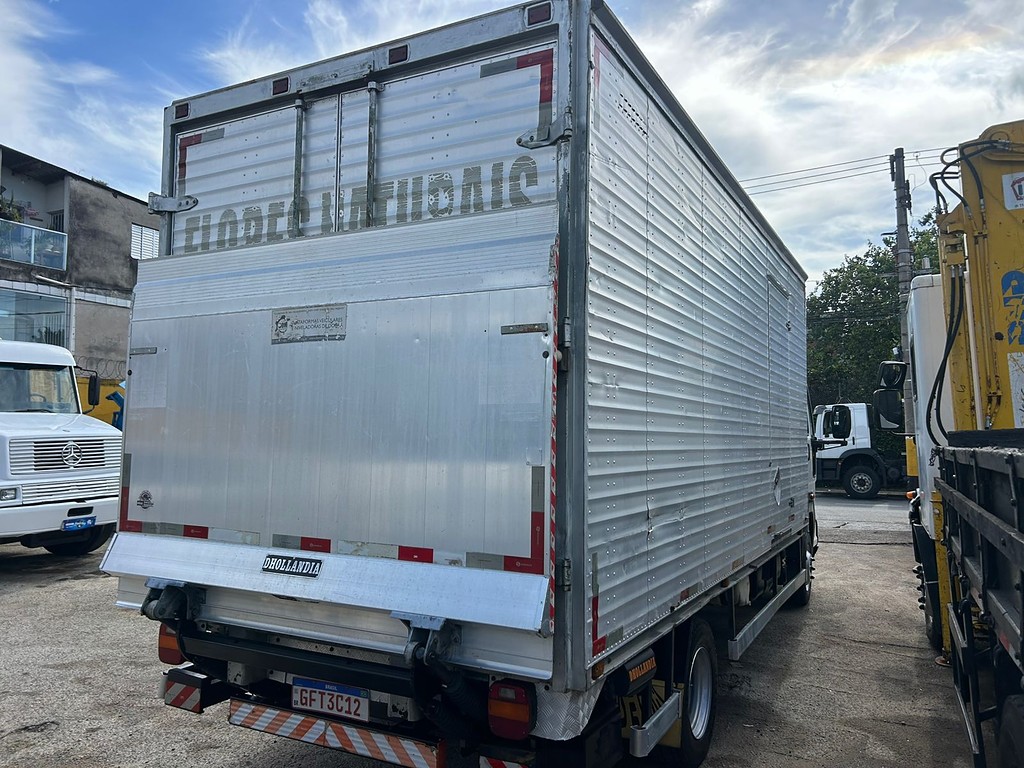 Caminhão FORD CARGO 816 Baú Furgão + Plataforma Elevatória ANO 2017 de Barella Caminhões em São Paulo