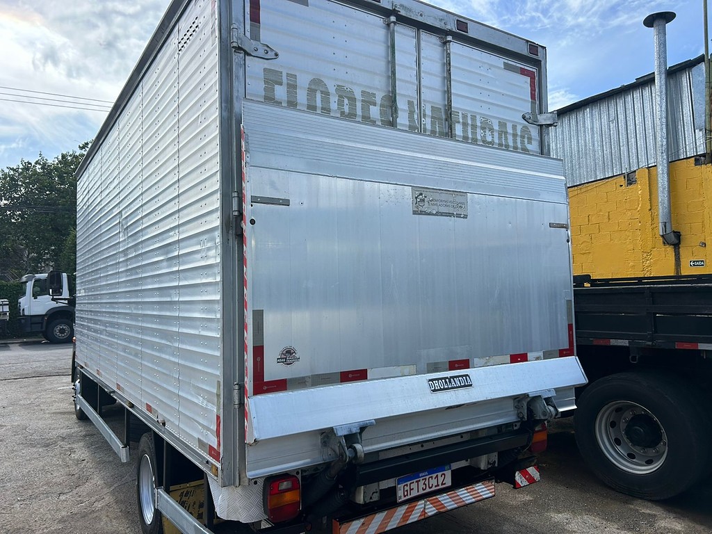Caminhão FORD CARGO 816 Baú Furgão + Plataforma Elevatória ANO 2017 de Barella Caminhões em São Paulo
