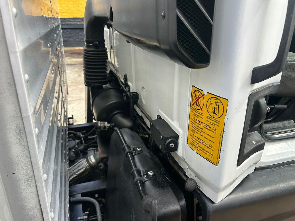 Caminhão FORD CARGO 816 Baú Furgão + Plataforma Elevatória ANO 2017 de Barella Caminhões em São Paulo