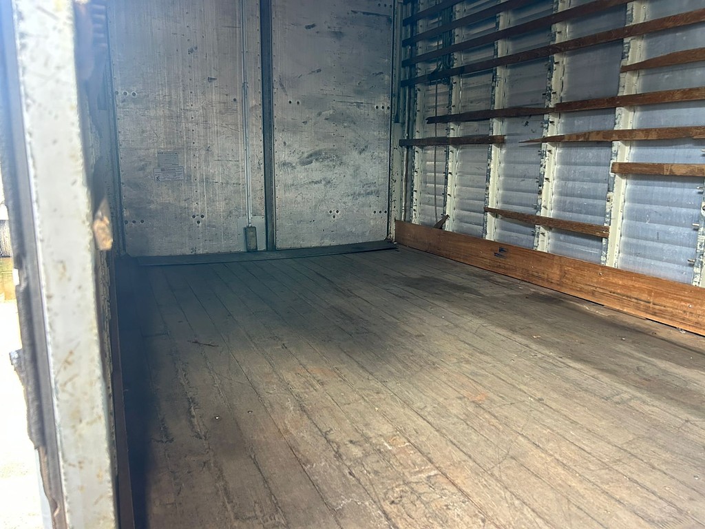 Caminhão FORD CARGO 816 Baú Furgão + Plataforma Elevatória ANO 2017 de Barella Caminhões em São Paulo