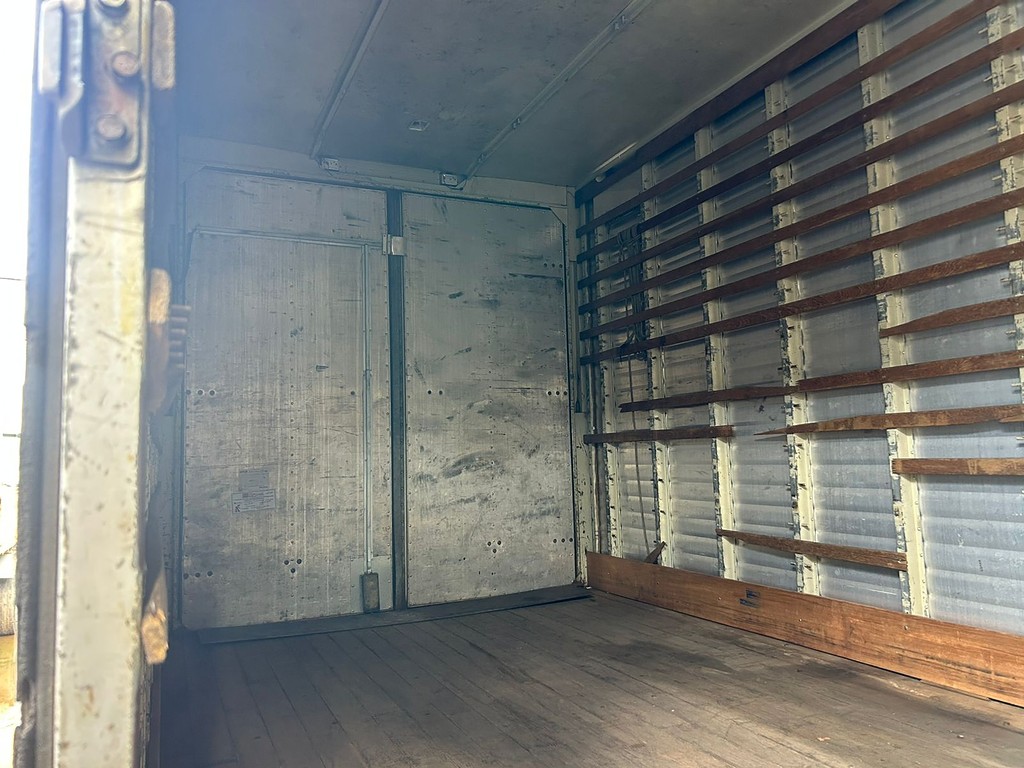 Caminhão FORD CARGO 816 Baú Furgão + Plataforma Elevatória ANO 2017 de Barella Caminhões em São Paulo