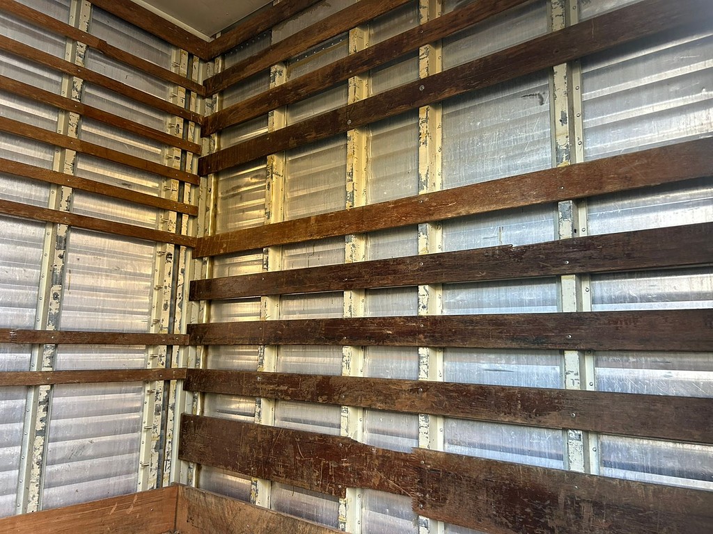 Caminhão FORD CARGO 816 Baú Furgão + Plataforma Elevatória ANO 2017 de Barella Caminhões em São Paulo