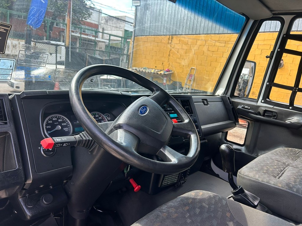 Caminhão FORD CARGO 816 Baú Furgão + Plataforma Elevatória ANO 2017 de Barella Caminhões em São Paulo