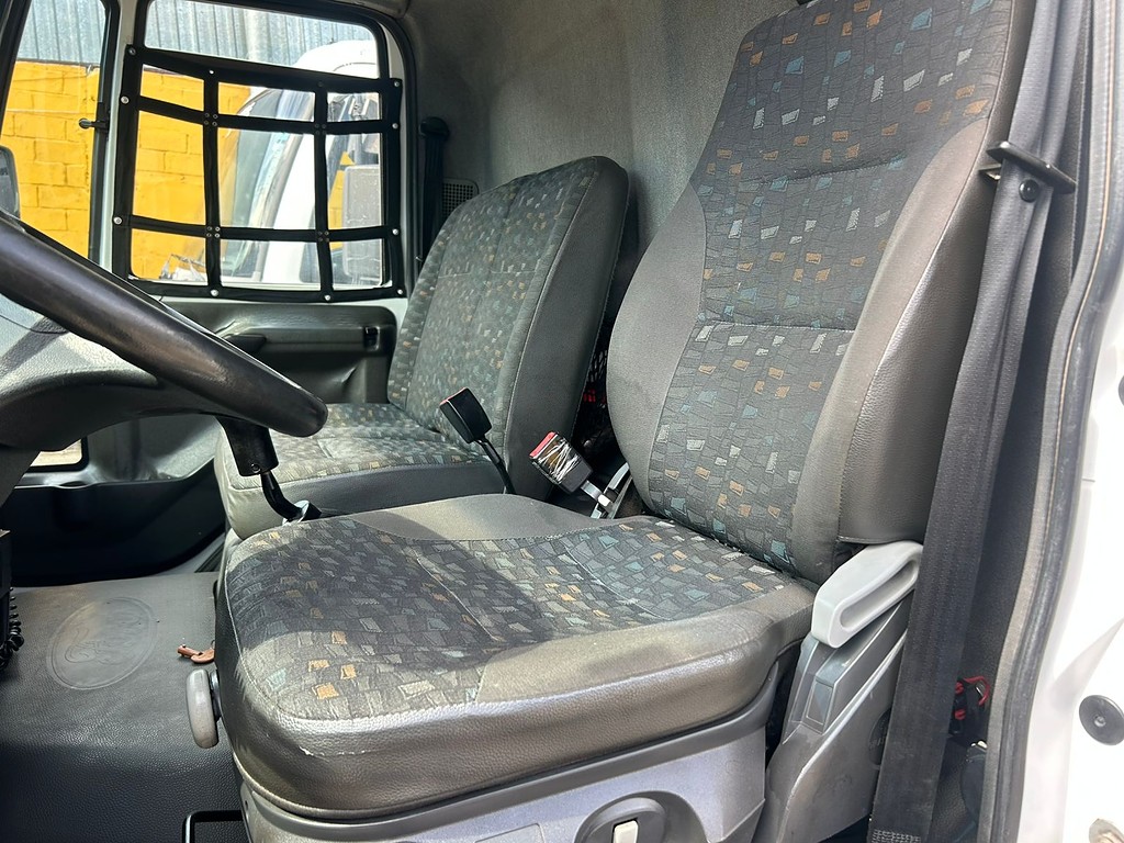 Caminhão FORD CARGO 816 Baú Furgão + Plataforma Elevatória ANO 2017 de Barella Caminhões em São Paulo