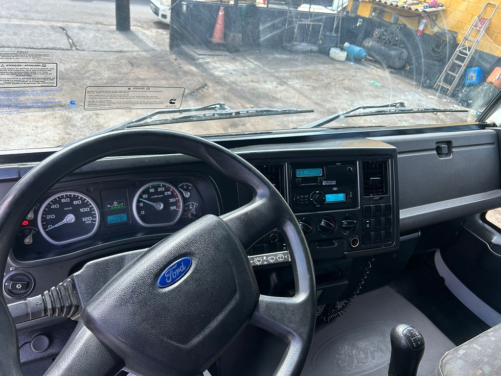 Caminhão FORD CARGO 816 Baú Furgão + Plataforma Elevatória ANO 2017 de Barella Caminhões em São Paulo