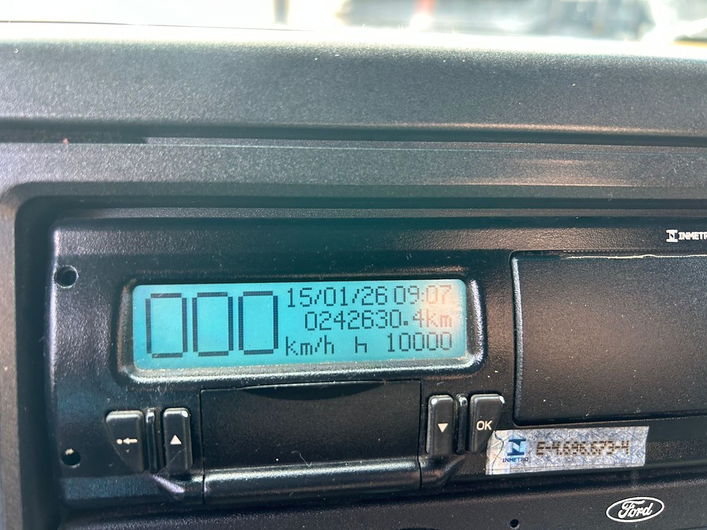 Caminhão FORD CARGO 816 Baú Furgão + Plataforma Elevatória ANO 2017 de Barella Caminhões em São Paulo