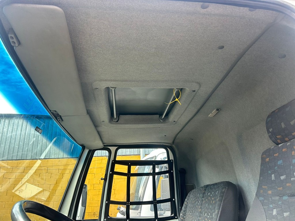 Caminhão FORD CARGO 816 Baú Furgão + Plataforma Elevatória ANO 2017 de Barella Caminhões em São Paulo