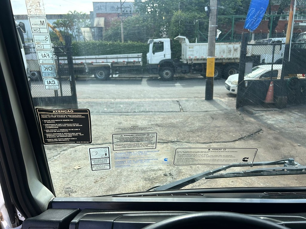 Caminhão FORD CARGO 816 Baú Furgão + Plataforma Elevatória ANO 2017 de Barella Caminhões em São Paulo