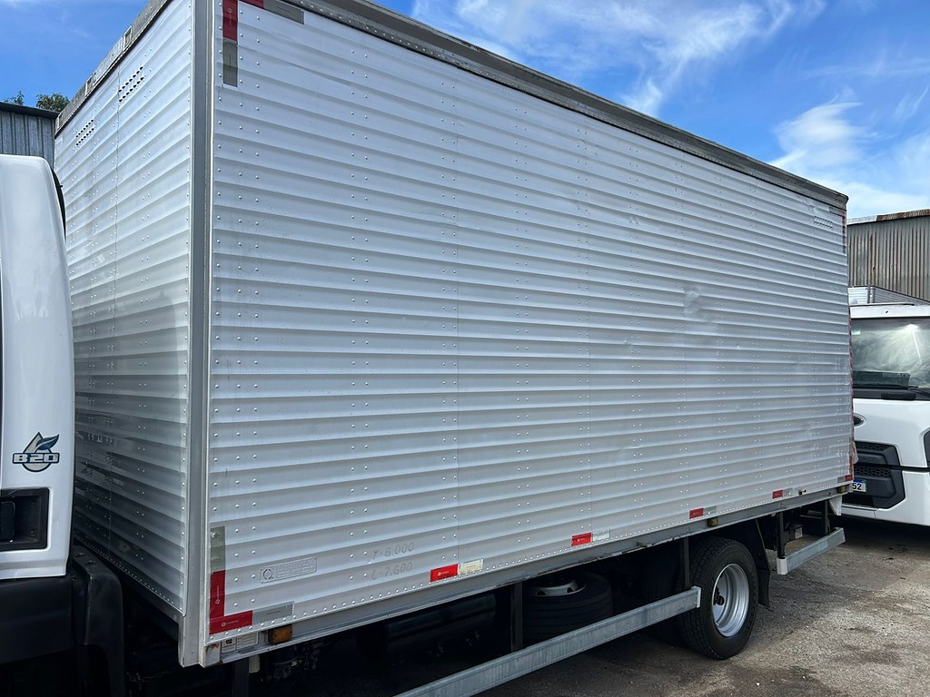 Caminhão FORD CARGO 816 Baú Furgão + Plataforma Elevatória ANO 2017 de Barella Caminhões em São Paulo