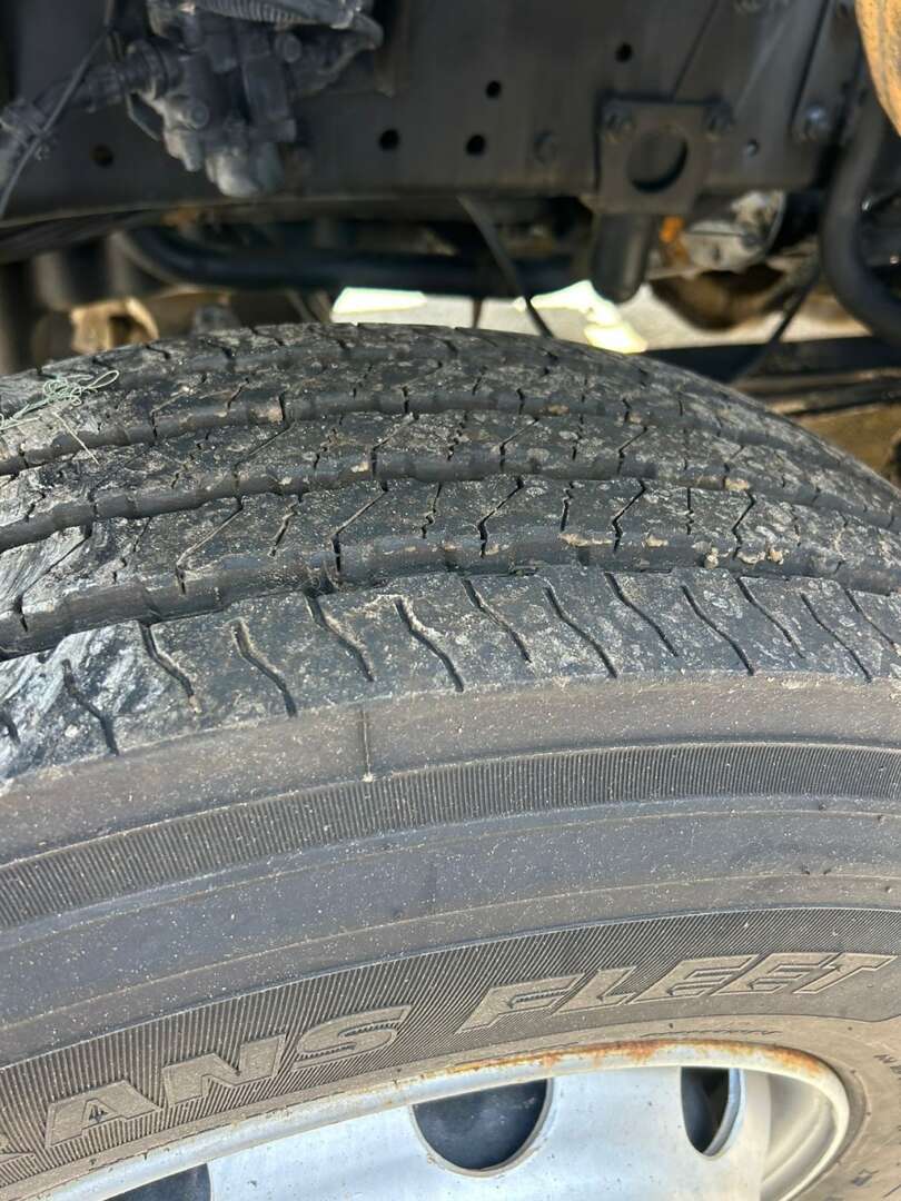 Caminhão MERCEDES BENZ MB 4144 Caçamba Basculante ANO 2013 de Barella Caminhões em São Paulo