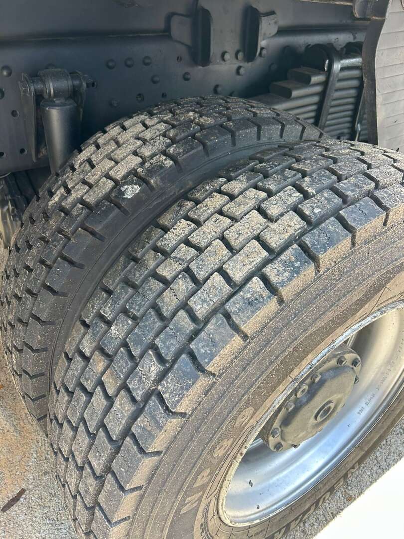 Caminhão MERCEDES BENZ MB 4144 Caçamba Basculante ANO 2013 de Barella Caminhões em São Paulo