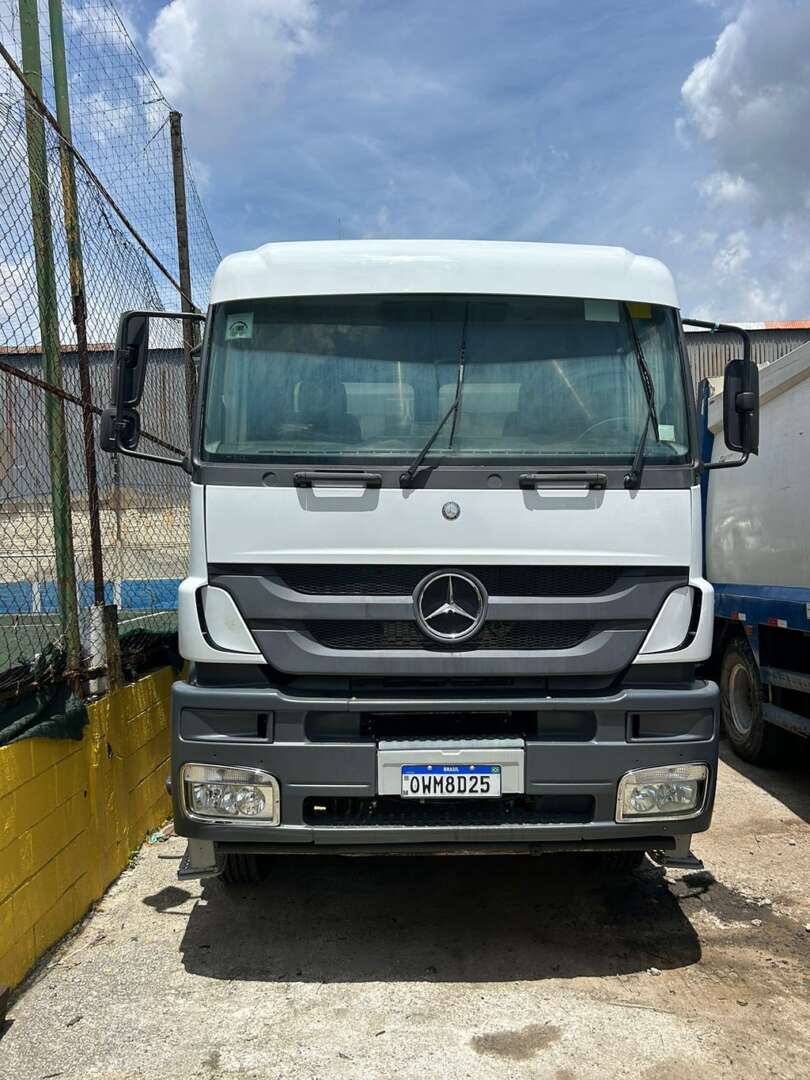 Caminhão MERCEDES BENZ MB 4144 Caçamba Basculante ANO 2013 de Barella Caminhões em São Paulo