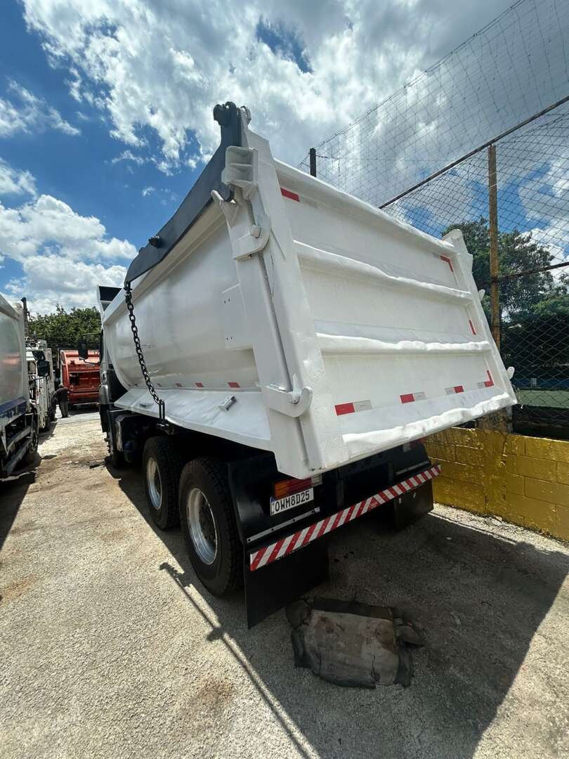 Caminhão MERCEDES BENZ MB 4144 Caçamba Basculante ANO 2013 de Barella Caminhões em São Paulo