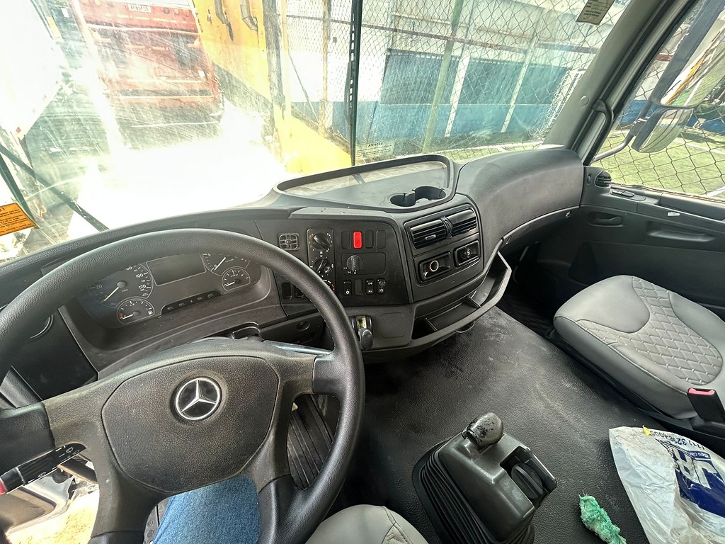 Caminhão MERCEDES BENZ MB 4144 Caçamba Basculante ANO 2013 de Barella Caminhões em São Paulo