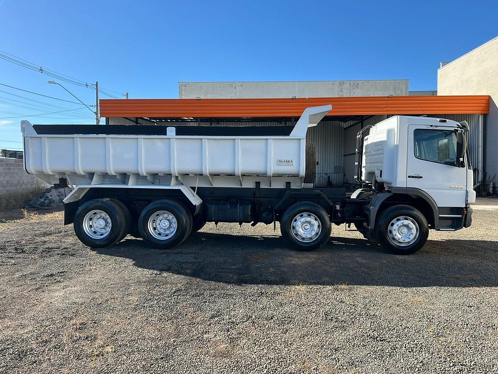 Caminhão MERCEDES BENZ MB 2425 Caçamba Basculante ANO 2012 de Bernardo Geo em São Paulo