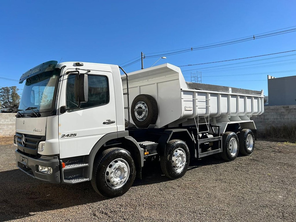 Caminhão MERCEDES BENZ MB 2425 Caçamba Basculante ANO 2012 de Bernardo Geo em São Paulo