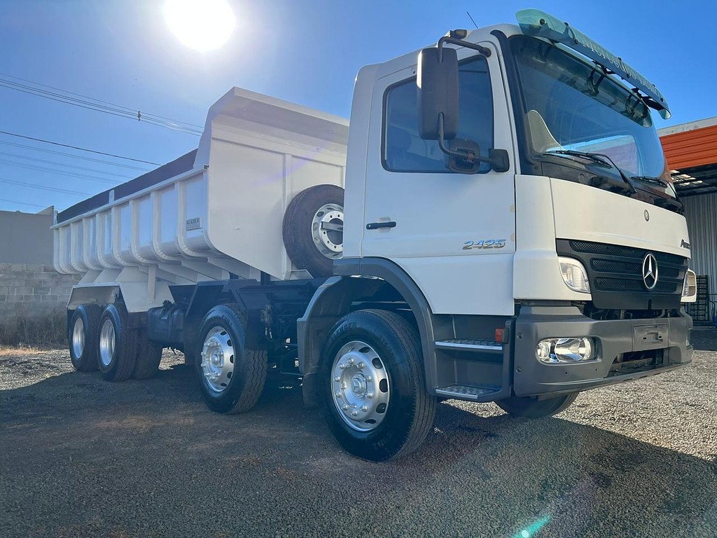 Caminhão MERCEDES BENZ MB 2425 Caçamba Basculante ANO 2012 de Bernardo Geo em São Paulo