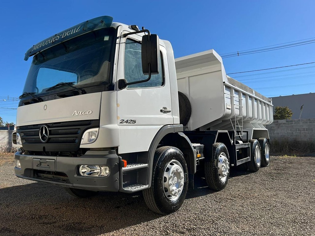 Caminhão MERCEDES BENZ MB 2425 Caçamba Basculante ANO 2012 de Bernardo Geo em São Paulo