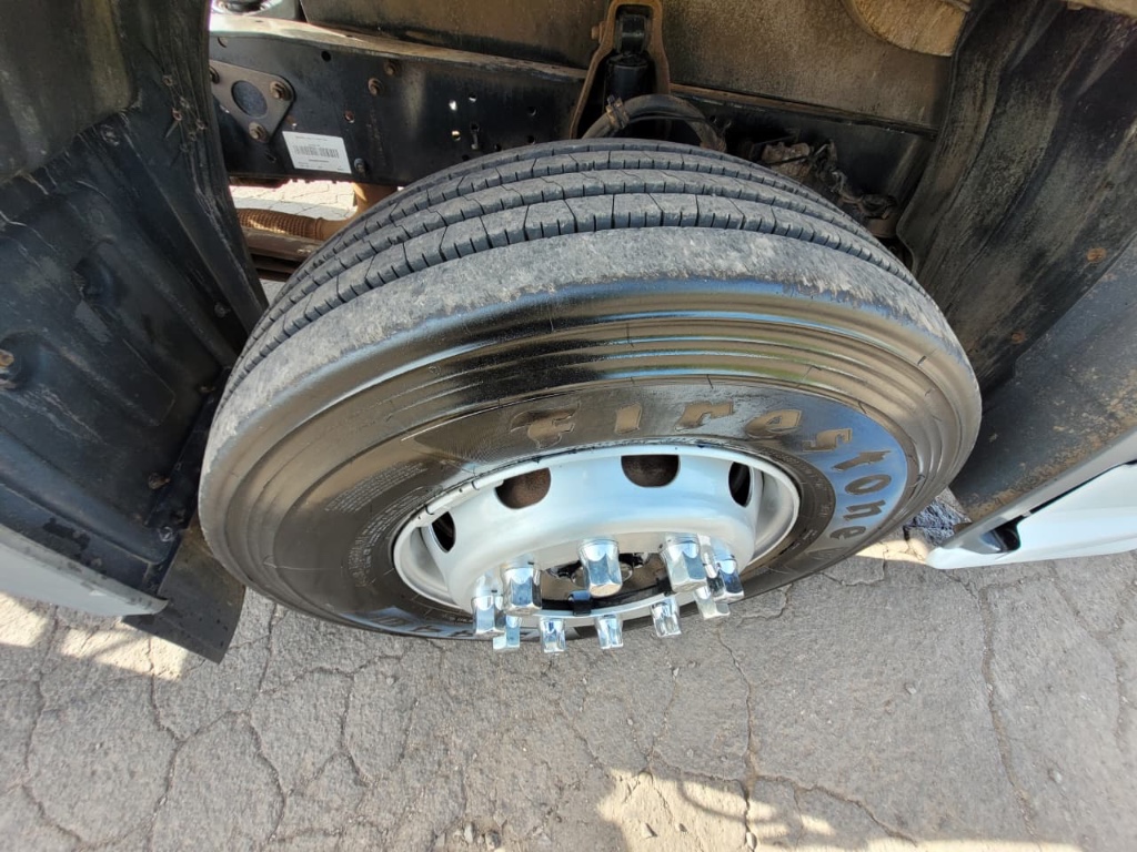 Caminhão MERCEDES BENZ MB 2426 Chassis ANO 2014 de Pátio 43 no Paraná