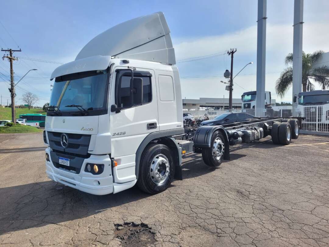 Caminhão MERCEDES BENZ MB 2426 Chassis ANO 2014 de Pátio 43 no Paraná