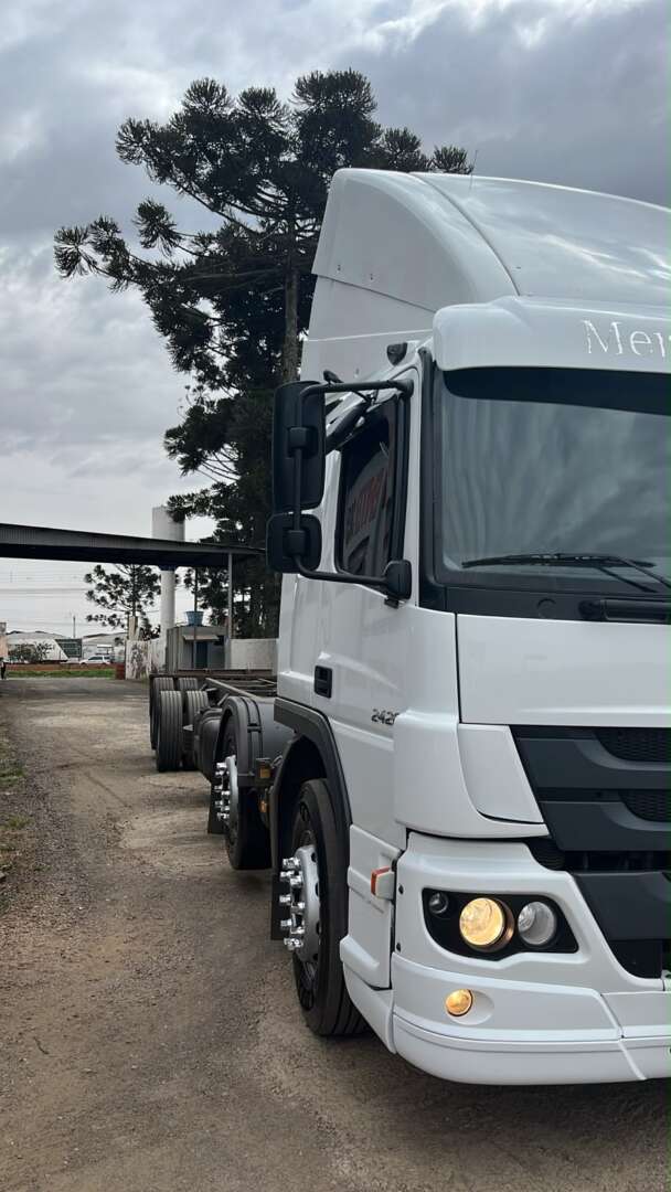 Caminhão MERCEDES BENZ MB 2426 Chassis ANO 2014 de Pátio 43 no Paraná