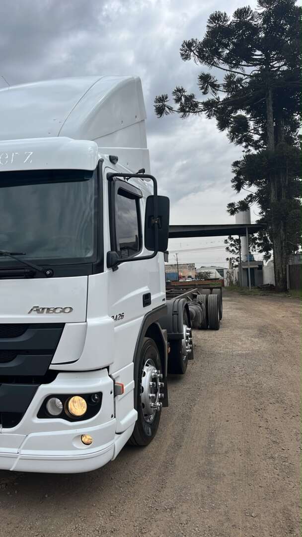 Caminhão MERCEDES BENZ MB 2426 Chassis ANO 2014 de Pátio 43 no Paraná
