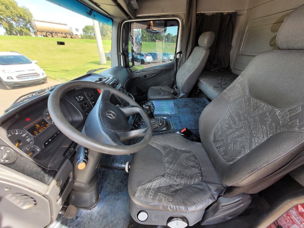 Caminhão MERCEDES BENZ MB 2426 Chassis ANO 2014 de Pátio 43 no Paraná