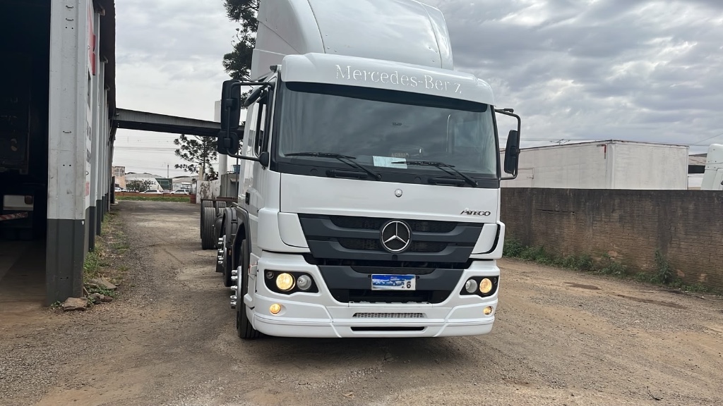 Caminhão MERCEDES BENZ MB 2426 Chassis ANO 2014 de Pátio 43 no Paraná