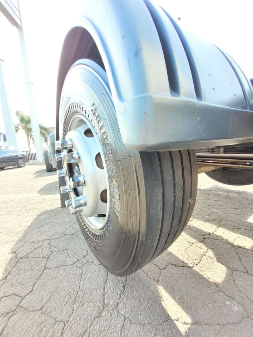 Caminhão MERCEDES BENZ MB 2426 Chassis ANO 2014 de Pátio 43 no Paraná
