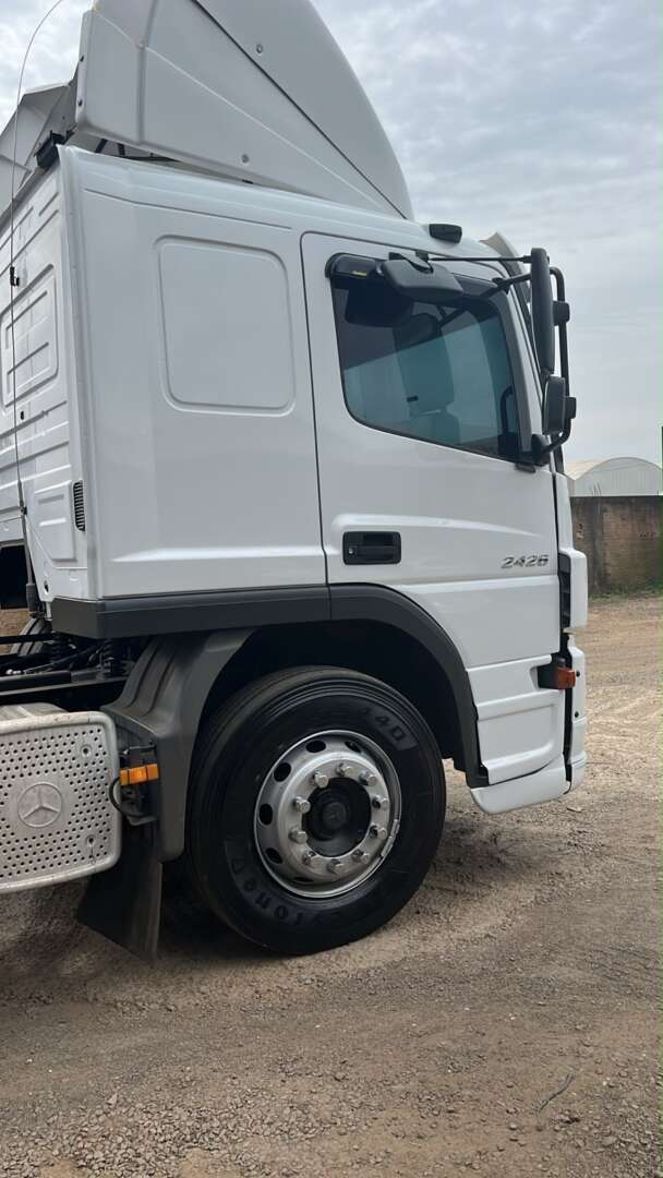 Caminhão MERCEDES BENZ MB 2426 Chassis ANO 2014 de Pátio 43 no Paraná